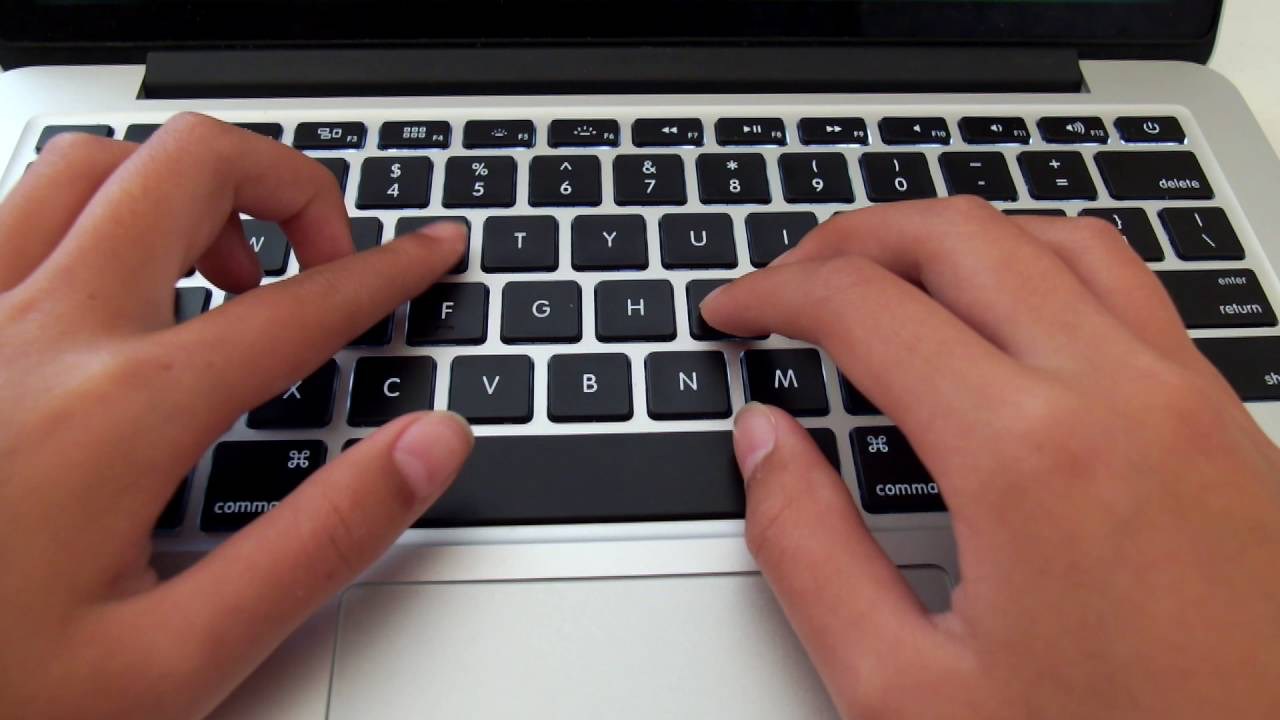 Мужские руки на клавиатуре. Ногти красивые на клавиатуре. Компьютерная клавиатура с пальцами. Набор текста картинки. Человек с клавиатурой.