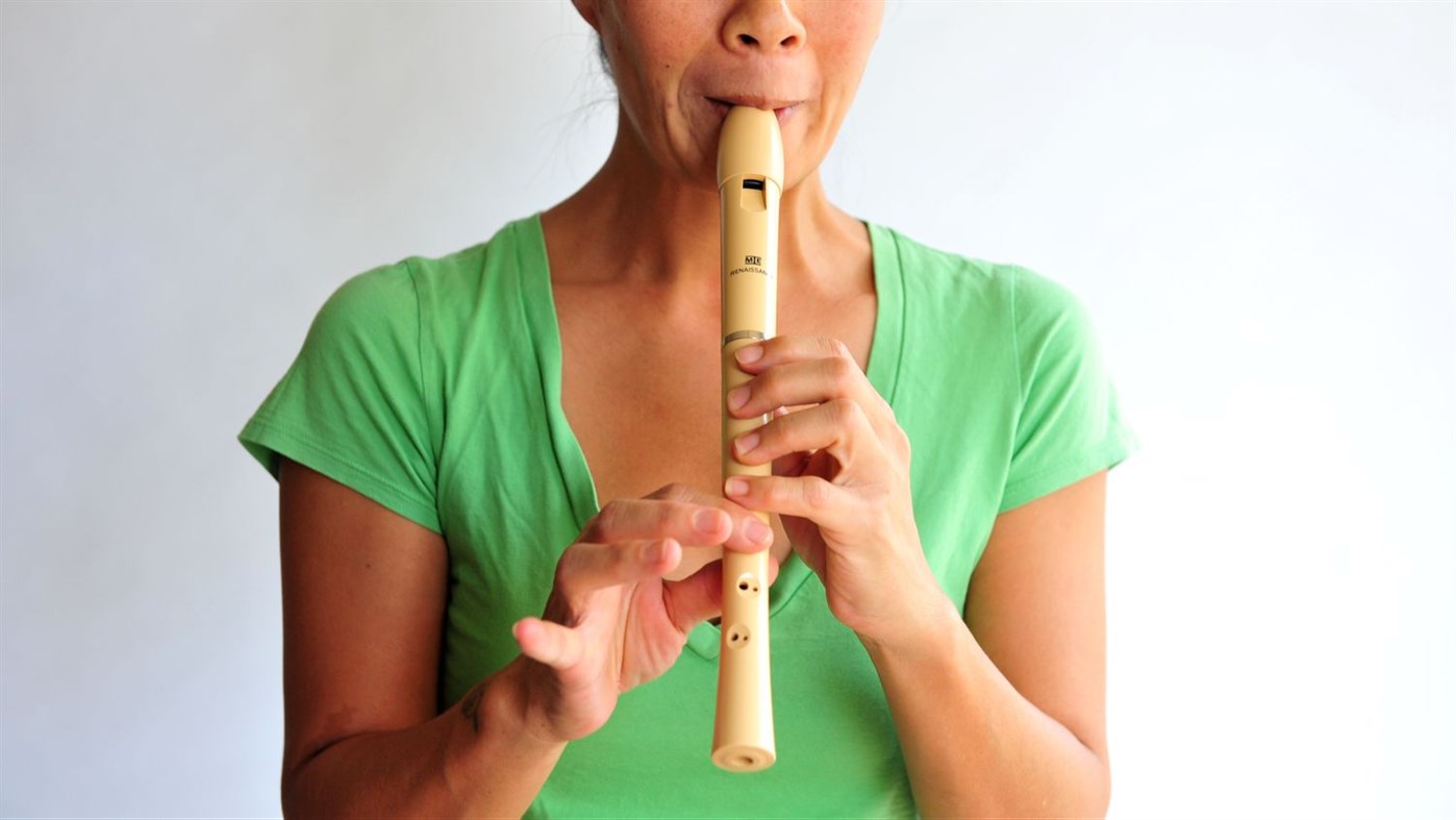 Уроки на флейте. Флейта в руках. Продольная флейта. Блокфлейта с человеком. Человек и блокфлейте.