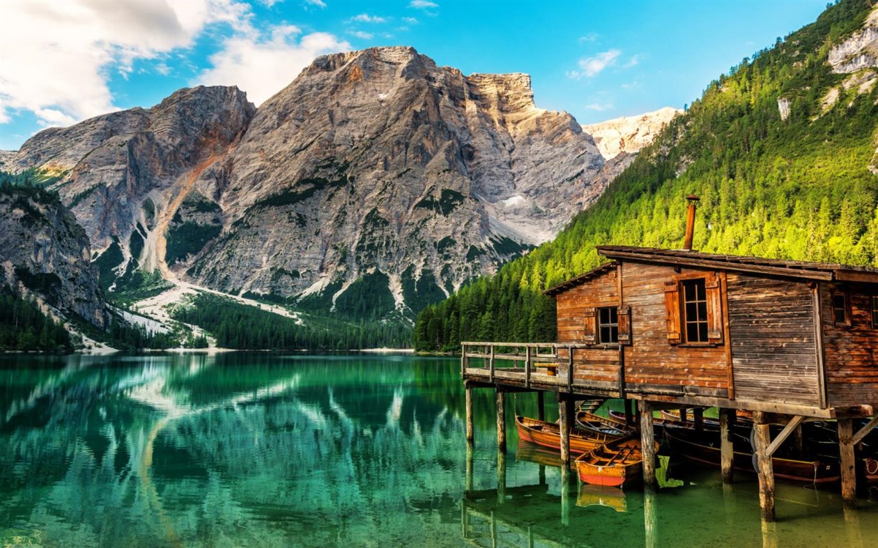 #1. Mountain Dwellings (Windows) Ved: Microsoft Corporation