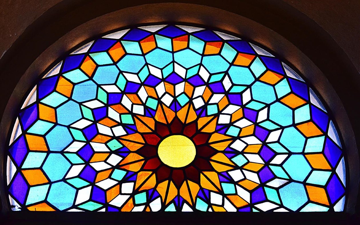 #2. Dazzling Stained Glass (Windows) 由: Microsoft Corporation