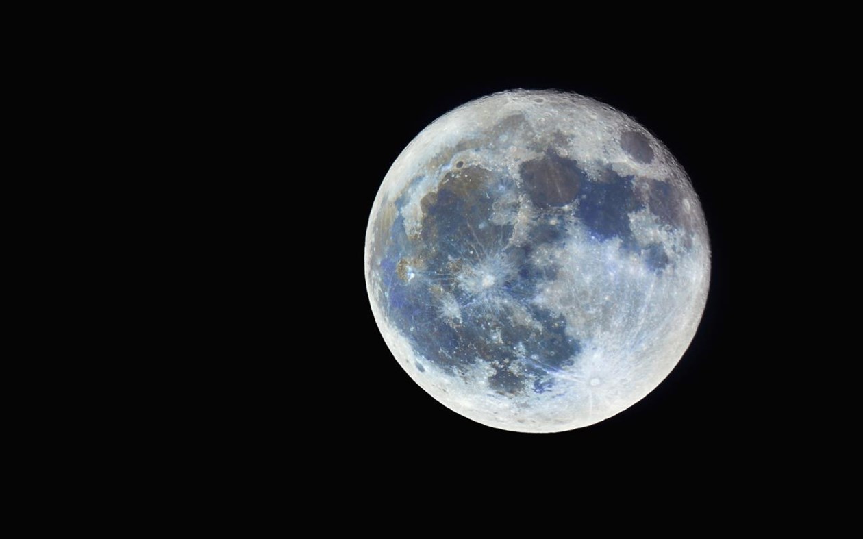 #4. Near Side of the Moon (Windows) Podle: Microsoft Corporation