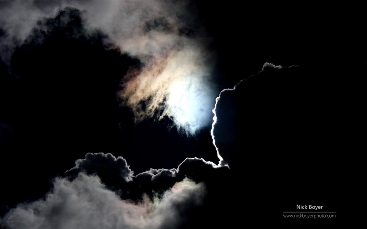 #1. Light and Dark by Nick Boyer (Windows) 由: Microsoft Corporation