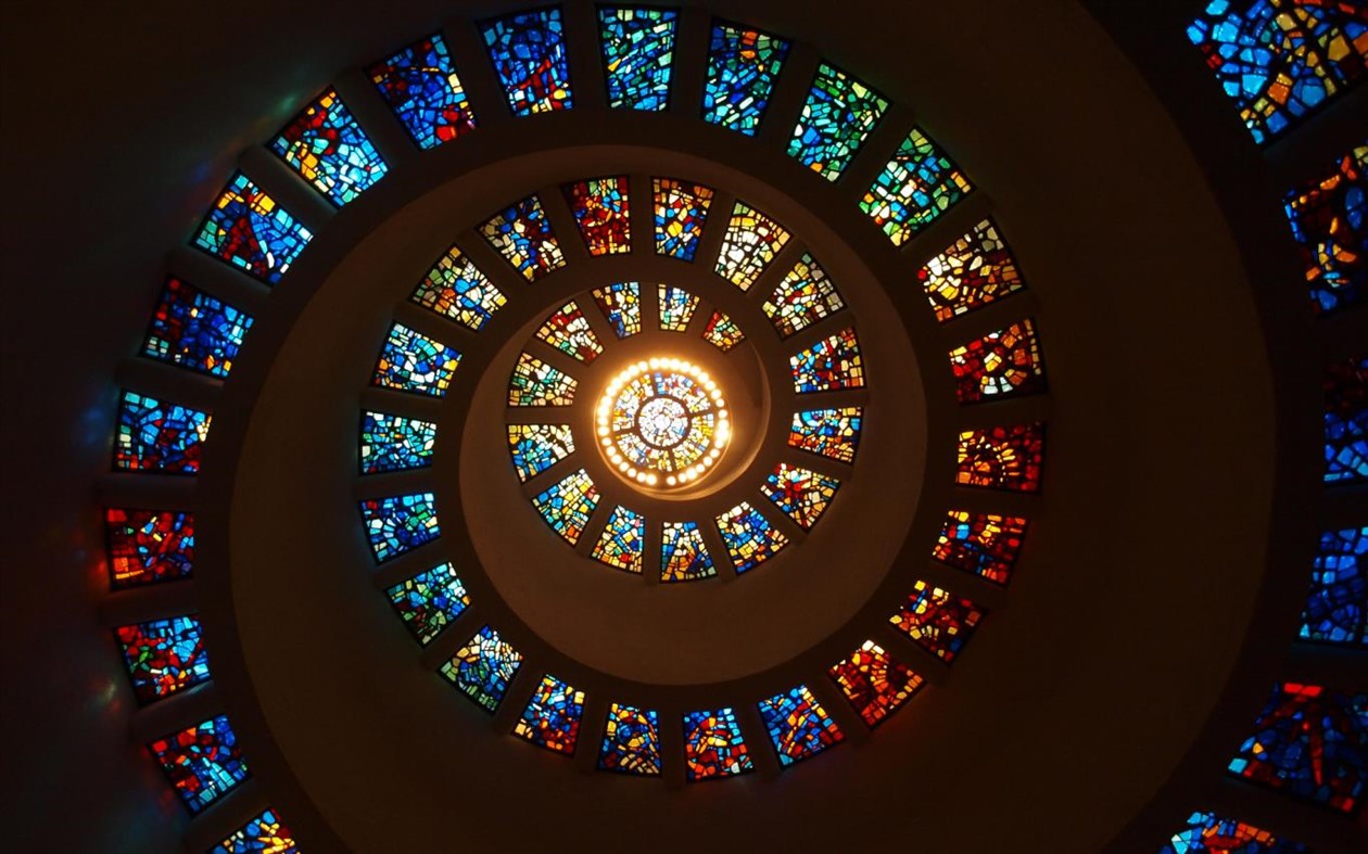 #4. Dazzling Stained Glass (Windows) 由: Microsoft Corporation